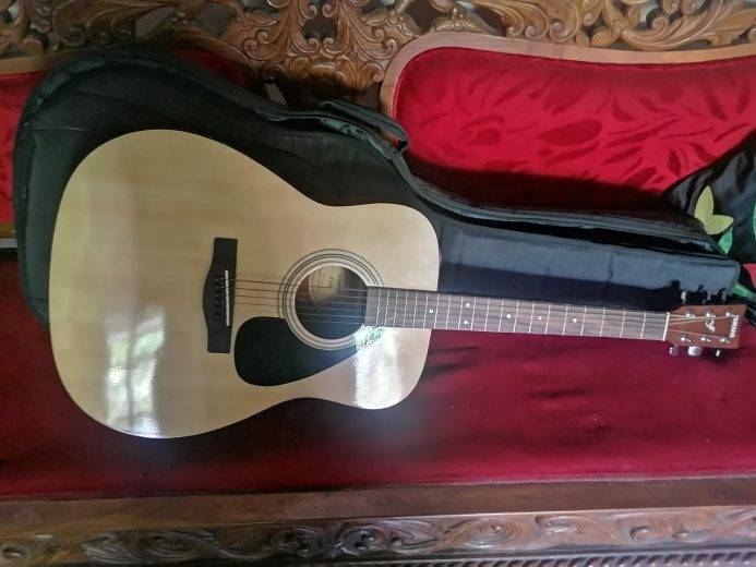 YAMAHA F 310 Acoustic Guitar for Sale