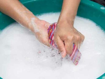 mains-femmes-lavent-vetements-main-detergent-dans-bassin_25169-375